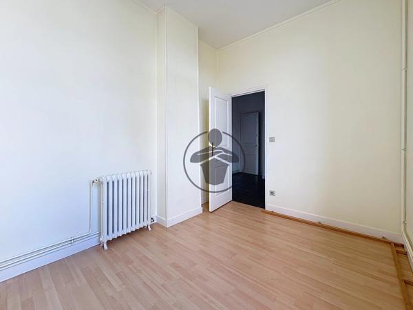 Location                                                      Bureau
                        
                     8 pièces                      110 m2                     à Saint-Quentin