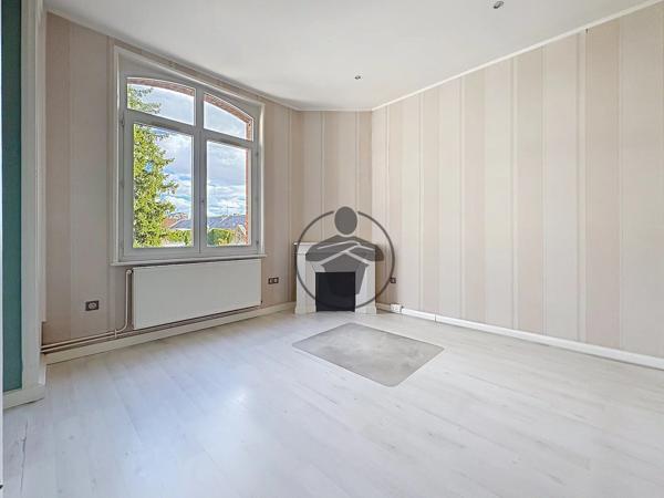 Location                                                      Bureau
                        
                     8 pièces                      110 m2                     à Saint-Quentin