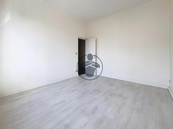 Location                                                      Bureau
                        
                     8 pièces                      110 m2                     à Saint-Quentin