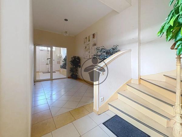 Location                                                      Bureau
                        
                     8 pièces                      110 m2                     à Saint-Quentin