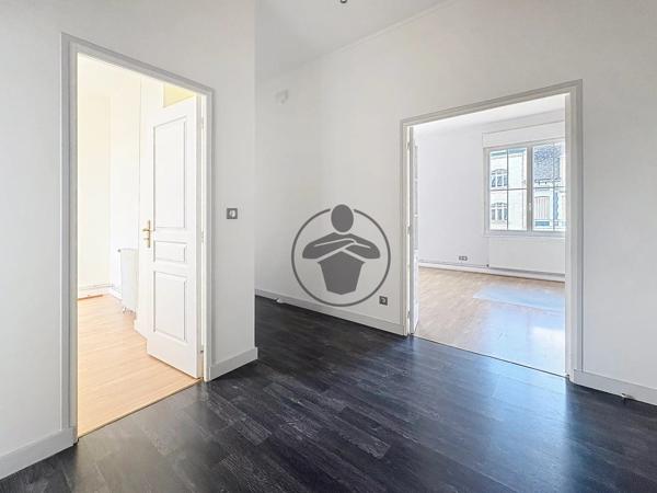 Location                                                      Bureau
                        
                     8 pièces                      110 m2                     à Saint-Quentin