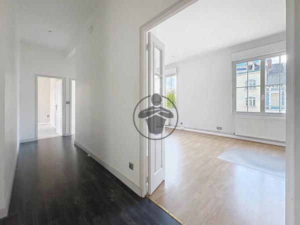 Location                                                      Bureau
                        
                     8 pièces                      110 m2                     à Saint-Quentin