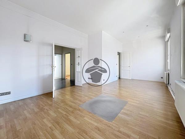 Location                                                      Bureau
                        
                     8 pièces                      110 m2                     à Saint-Quentin