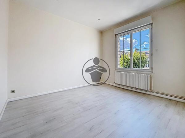 Location                                                      Bureau
                        
                     8 pièces                      110 m2                     à Saint-Quentin
