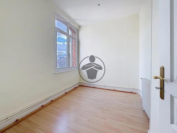 Location                                                      Bureau
                        
                     8 pièces                      110 m2                     à Saint-Quentin
