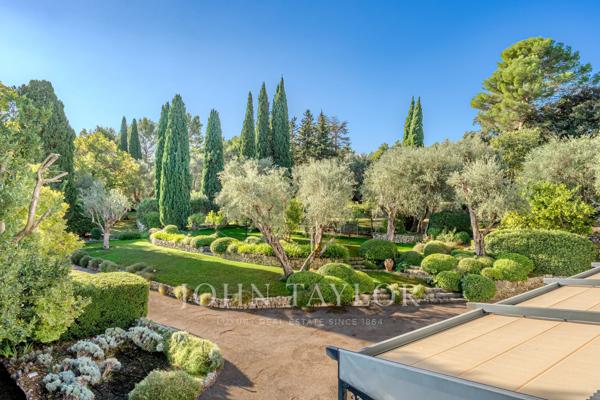 GRASSE – Élégante demeure au cœur d’un parc d’exception, avec maison d’amis