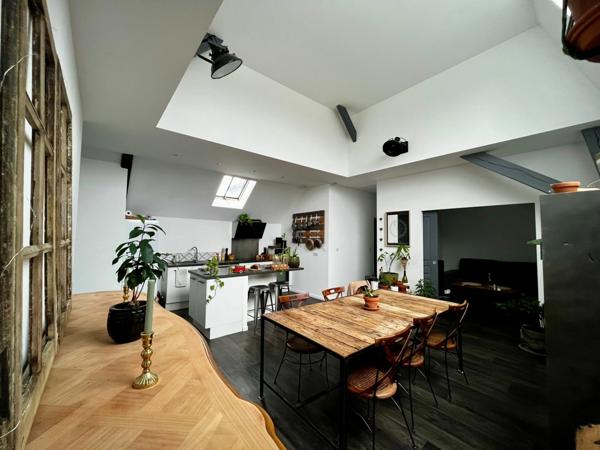 SAUMUR CENTRE-VILLE, Appartement rénové 2 chambres et bureau rénové au pied des commerces.