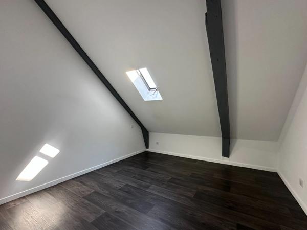 SAUMUR CENTRE-VILLE, Appartement rénové 2 chambres et bureau rénové au pied des commerces.