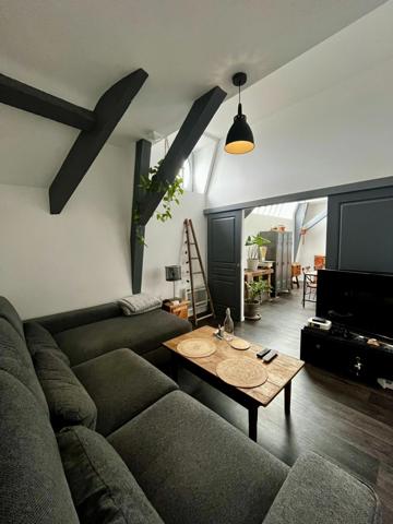 SAUMUR CENTRE-VILLE, Appartement rénové 2 chambres et bureau rénové au pied des commerces.