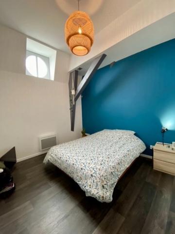 SAUMUR CENTRE-VILLE, Appartement rénové 2 chambres et bureau rénové au pied des commerces.