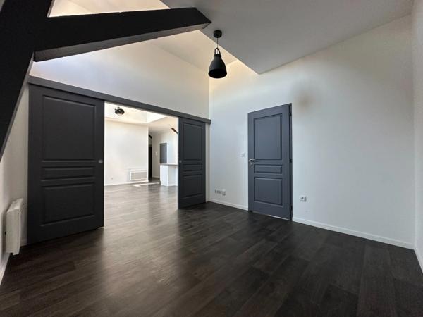 SAUMUR CENTRE-VILLE, Appartement rénové 2 chambres et bureau rénové au pied des commerces.