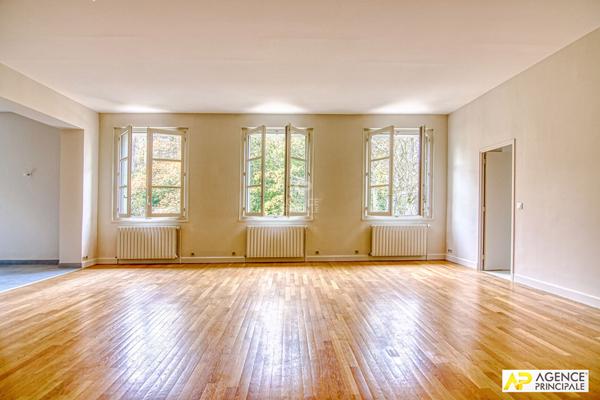 Versailles Glatigny Appartement d'exception duplex 6 pièces 155.44 m² carrez situé au 1er et dernier étage d'une propriété divisée "La Villa Romaine" . En dépendance : 2 caves, chambre de service, jardin privatif et place de parking €1 395 000 ** - Référence 26626