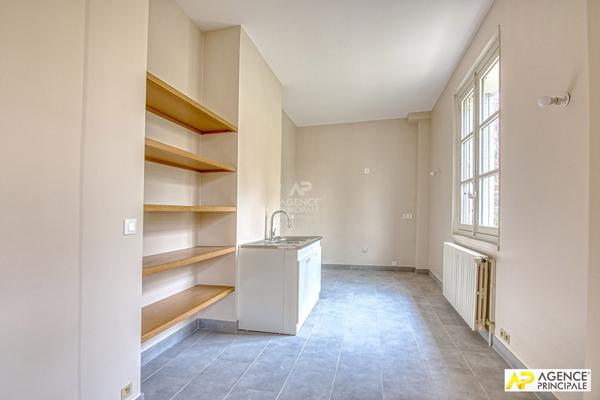 Versailles Glatigny Appartement d'exception duplex 6 pièces 155.44 m² carrez situé au 1er et dernier étage d'une propriété divisée "La Villa Romaine" . En dépendance : 2 caves, chambre de service, jardin privatif et place de parking €1 395 000 ** - Référence 26626
