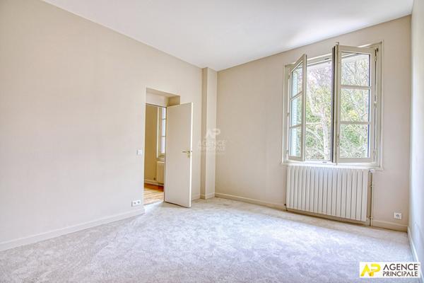 Versailles Glatigny Appartement d'exception duplex 6 pièces 155.44 m² carrez situé au 1er et dernier étage d'une propriété divisée "La Villa Romaine" . En dépendance : 2 caves, chambre de service, jardin privatif et place de parking €1 395 000 ** - Référence 26626
