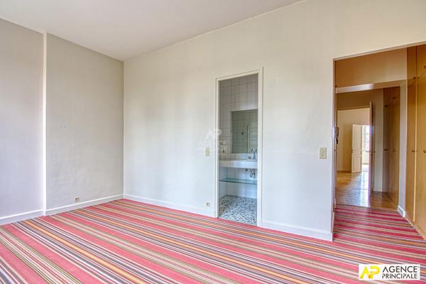 Versailles Glatigny Appartement d'exception duplex 6 pièces 155.44 m² carrez situé au 1er et dernier étage d'une propriété divisée "La Villa Romaine" . En dépendance : 2 caves, chambre de service, jardin privatif et place de parking €1 395 000 ** - Référence 26626