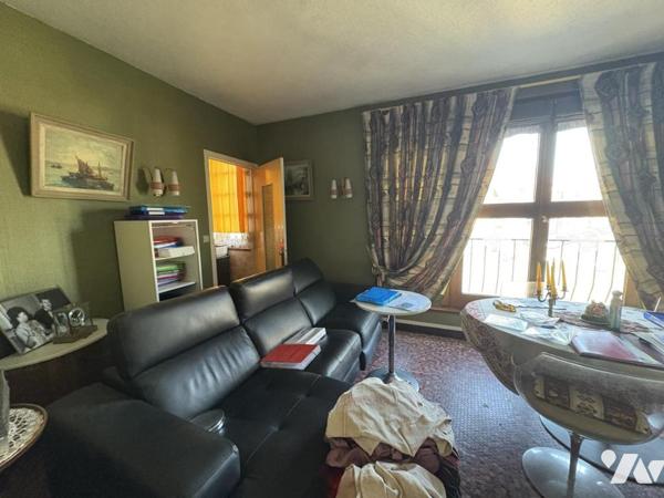 Un ensemble immobilier comprenant deux appartements et trois cellules commerciales