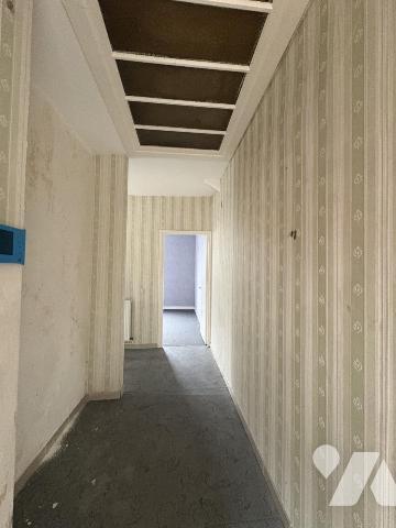 Un ensemble immobilier comprenant deux appartements et trois cellules commerciales