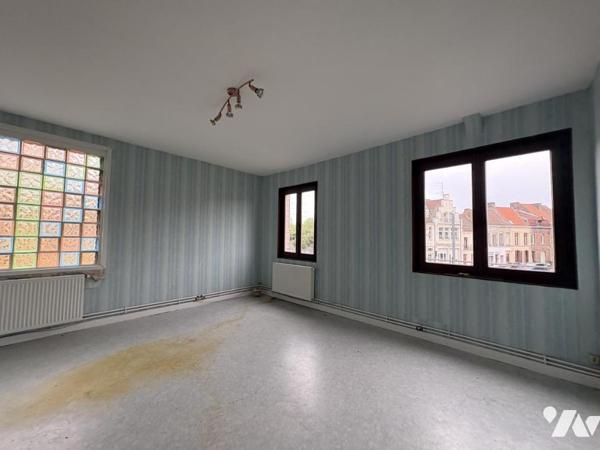 Un ensemble immobilier comprenant deux appartements et trois cellules commerciales