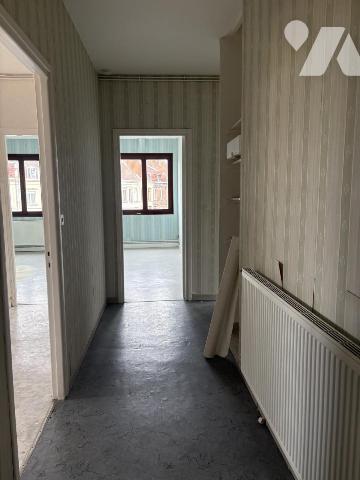 Un ensemble immobilier comprenant deux appartements et trois cellules commerciales