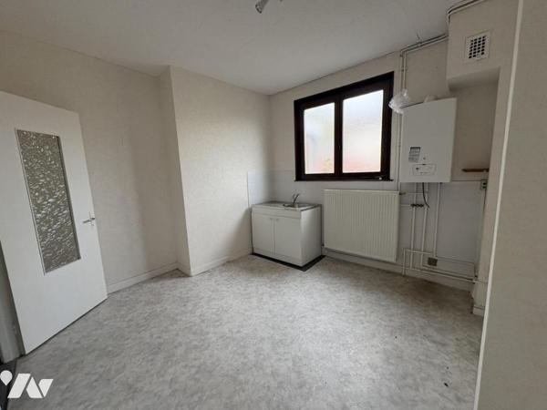 Un ensemble immobilier comprenant deux appartements et trois cellules commerciales