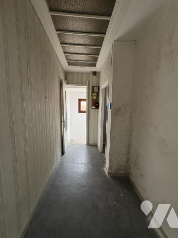 Un ensemble immobilier comprenant deux appartements et trois cellules commerciales