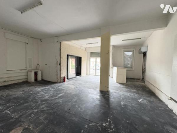 Un ensemble immobilier comprenant deux appartements et trois cellules commerciales