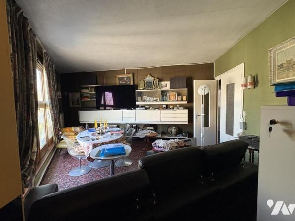 Un ensemble immobilier comprenant deux appartements et trois cellules commerciales