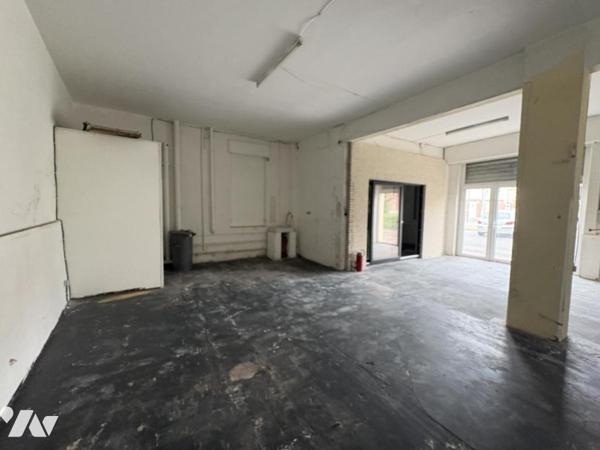 Un ensemble immobilier comprenant deux appartements et trois cellules commerciales