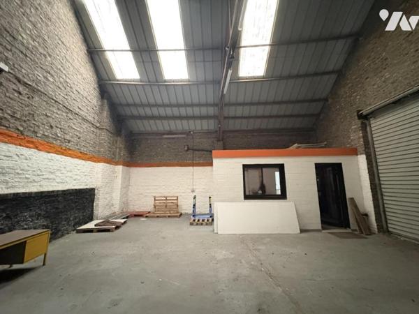 Un ensemble immobilier comprenant deux appartements et trois cellules commerciales