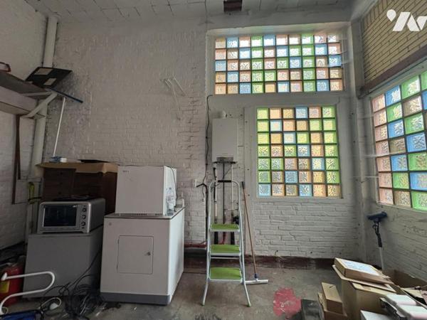 Un ensemble immobilier comprenant deux appartements et trois cellules commerciales