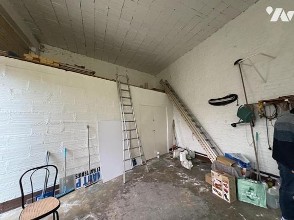 Un ensemble immobilier comprenant deux appartements et trois cellules commerciales