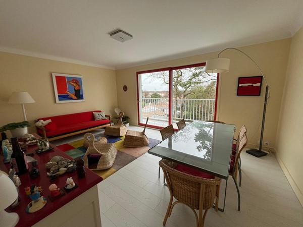 CHALLANS, dans un parc arboré , appartement coquet de 68m² avec garage