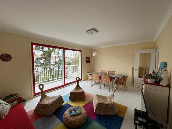 CHALLANS, dans un parc arboré , appartement coquet de 68m² avec garage