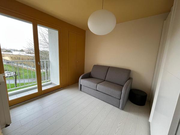 CHALLANS, dans un parc arboré , appartement coquet de 68m² avec garage