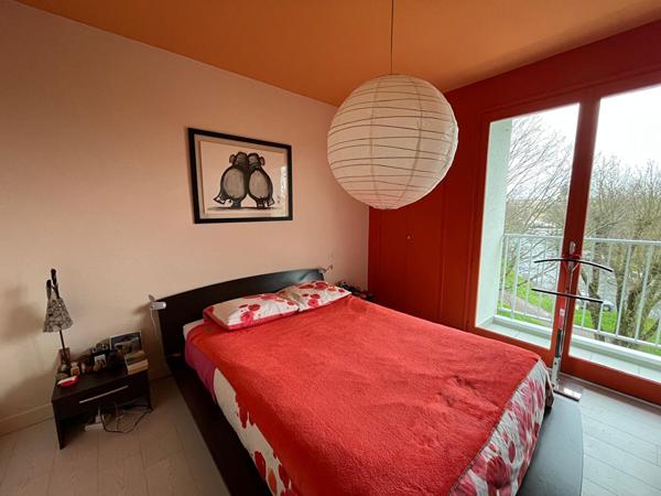 CHALLANS, dans un parc arboré , appartement coquet de 68m² avec garage