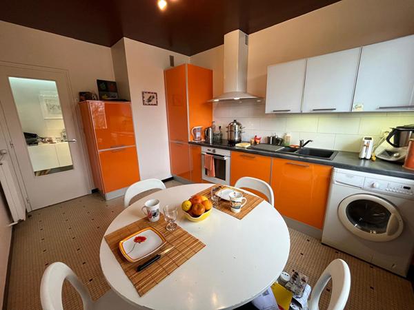 CHALLANS, dans un parc arboré , appartement coquet de 68m² avec garage