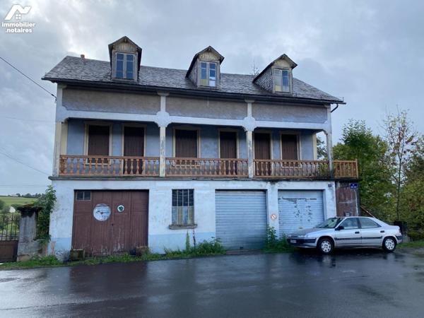 A VENDRE, proche centre-ville de MAURIAC, immeuble à rénover comprenant :
- au rez de chaussée...