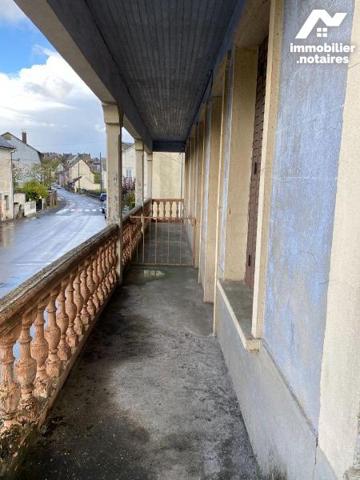 A VENDRE, proche centre-ville de MAURIAC, immeuble à rénover comprenant :
- au rez de chaussée...