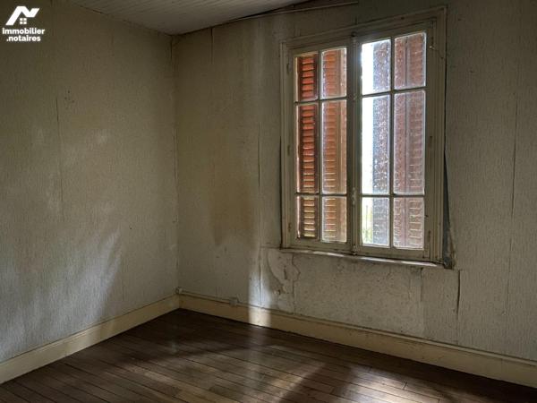 A VENDRE, proche centre-ville de MAURIAC, immeuble à rénover comprenant :
- au rez de chaussée...