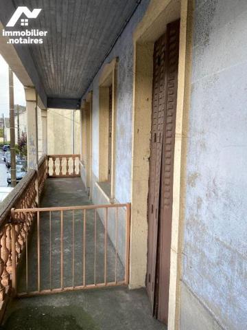 A VENDRE, proche centre-ville de MAURIAC, immeuble à rénover comprenant :
- au rez de chaussée...