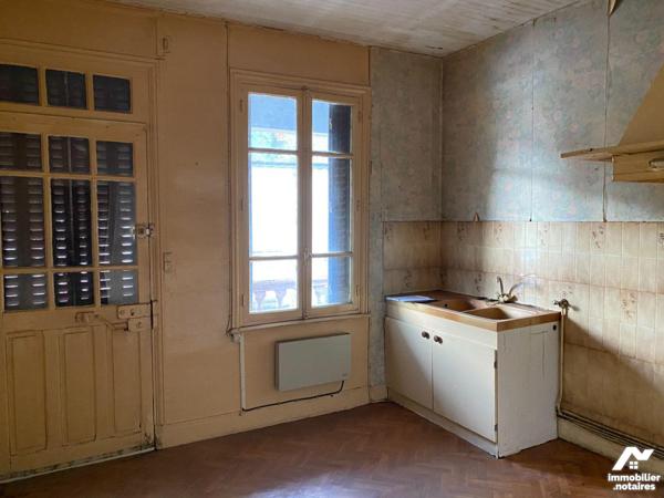 A VENDRE, proche centre-ville de MAURIAC, immeuble à rénover comprenant :
- au rez de chaussée...