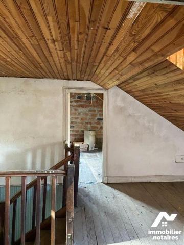 A VENDRE, proche centre-ville de MAURIAC, immeuble à rénover comprenant :
- au rez de chaussée...