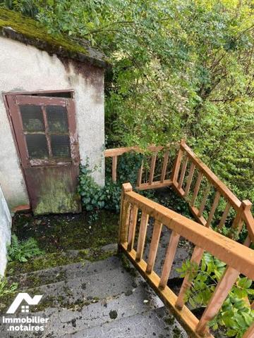 A VENDRE, proche centre-ville de MAURIAC, immeuble à rénover comprenant :
- au rez de chaussée...