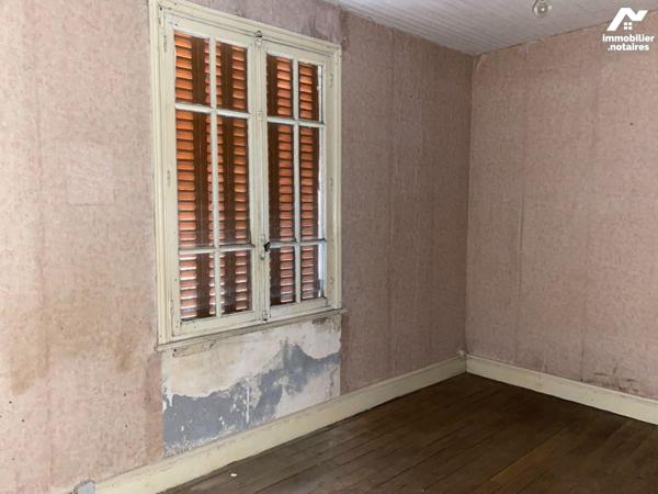 A VENDRE, proche centre-ville de MAURIAC, immeuble à rénover comprenant :
- au rez de chaussée...