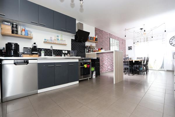 Jolie maison familiale de 2010 avec 3 chambres, stationnements et terrasse