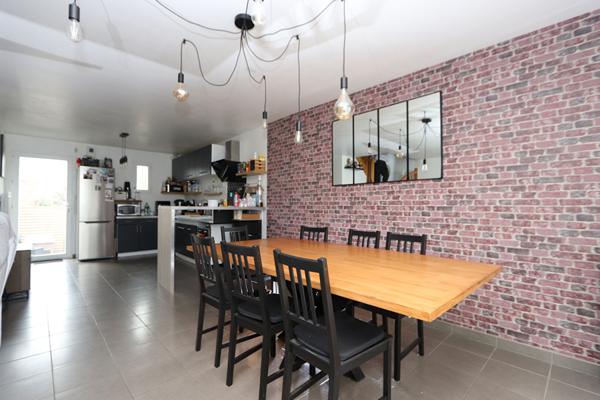 Jolie maison familiale de 2010 avec 3 chambres, stationnements et terrasse
