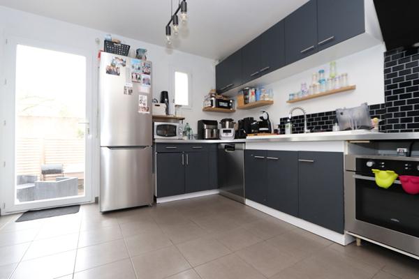 Jolie maison familiale de 2010 avec 3 chambres, stationnements et terrasse