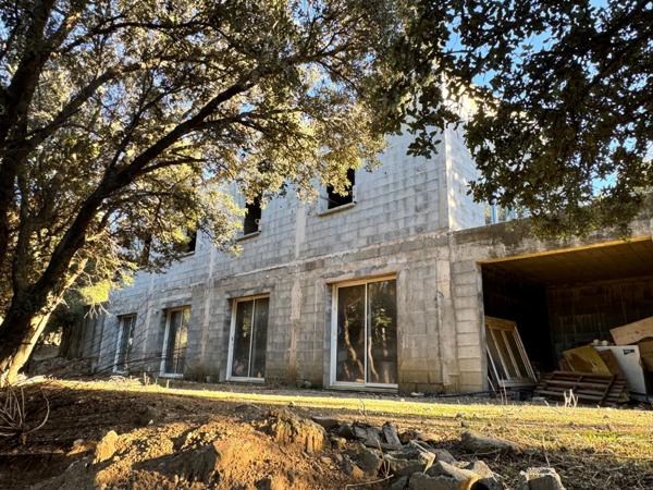 Terrain 3250 m2 avec batiment de 200m2 à vendre, proche de L'ILE ROUSSE (20)