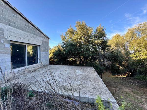 Terrain 3250 m2 avec batiment de 200m2 à vendre, proche de L'ILE ROUSSE (20)