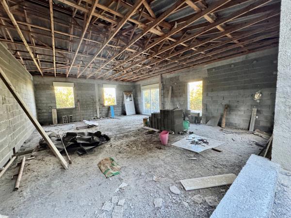 Terrain 3250 m2 avec batiment de 200m2 à vendre, proche de L'ILE ROUSSE (20)